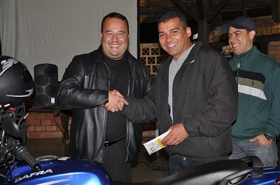 Sindimoc entrega moto ao ganhador do sorteio do Arraiá Sindimoc